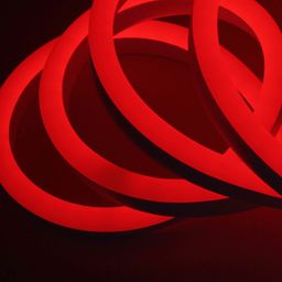 Bobində qırmızı neon lentin yaxın plan görüntüsü