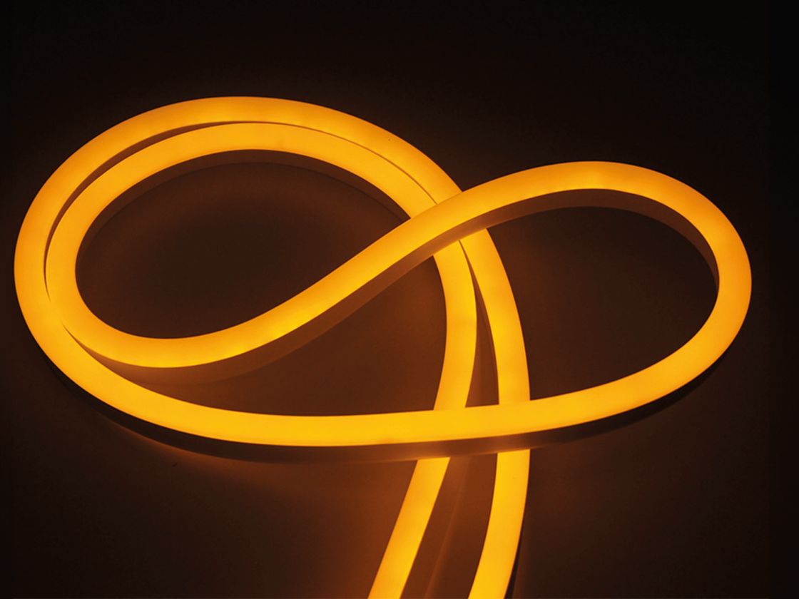 220V sarı neon lent — əyilmə xəttində parlayan işıq