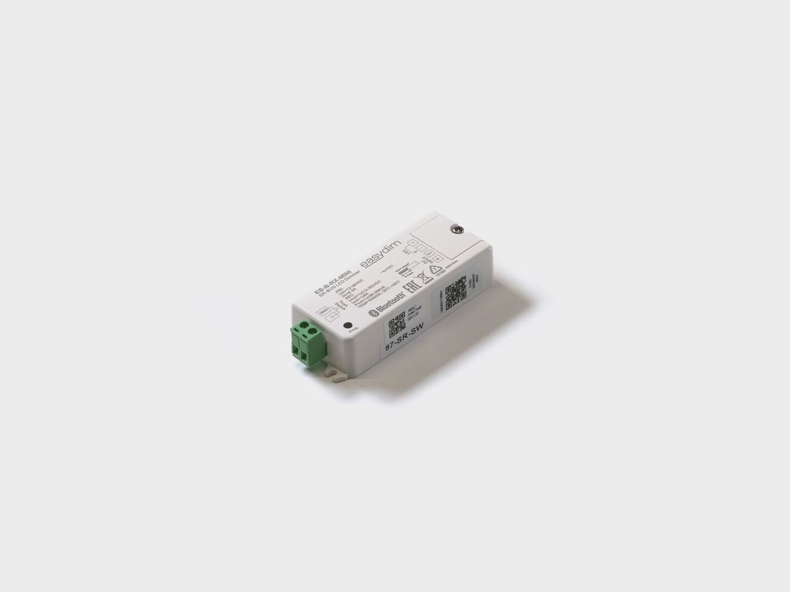 Ağ fonda ES-B-RX-MINI kontrolleri, ümumi görünüş