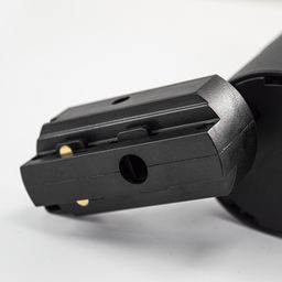 Trek relsinə bərkidilən adapterin yaxın plan görüntüsü