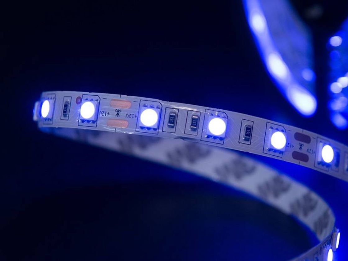 12V SMD5050 mavi LED lentinin yaxın plan görüntüsü
