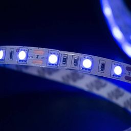 12V SMD5050 mavi LED lentinin yaxın plan görüntüsü