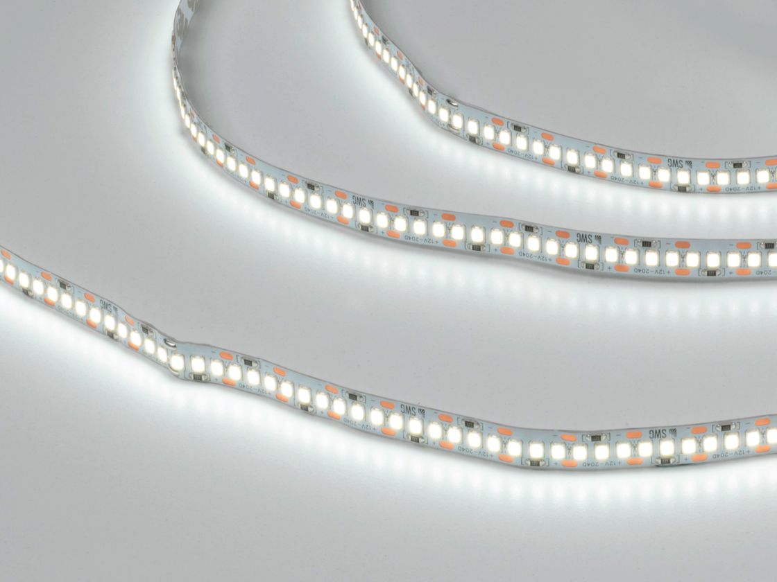 İşlək vəziyyətdə 12V LED lent, soyuq ağ işıq
