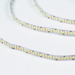 SMD2835 204 LED/m LED lentinin yaxın planda görüntüsü