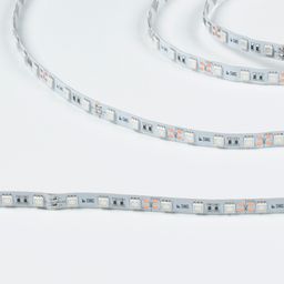 Ağ fonda SWG SMD5050 LED lent, kontakt yolları görünür