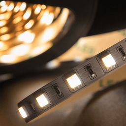 SMD5050 LED lentinin fraqmenti, isti ağ işıq
