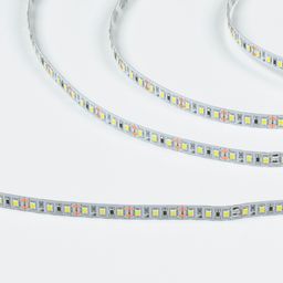 Ağ fon üzərində iri planda SMD2835 LED lent