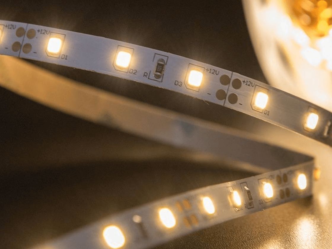 Yaxından çəkilmiş, işıqlandırılmış 12V isti ağ LED lent
