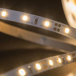 Yaxından çəkilmiş, işıqlandırılmış 12V isti ağ LED lent
