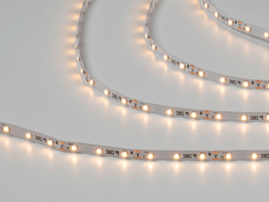İşlək vəziyyətdə SMD3528 LED lent, isti işıq saçması